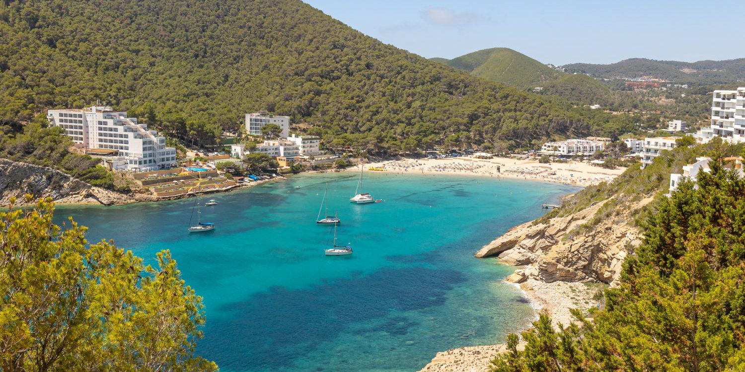 alquilar-coche-cala-llonga Descubre Cala Llonga: Una Guía Completa para tus Vacaciones en Ibiza