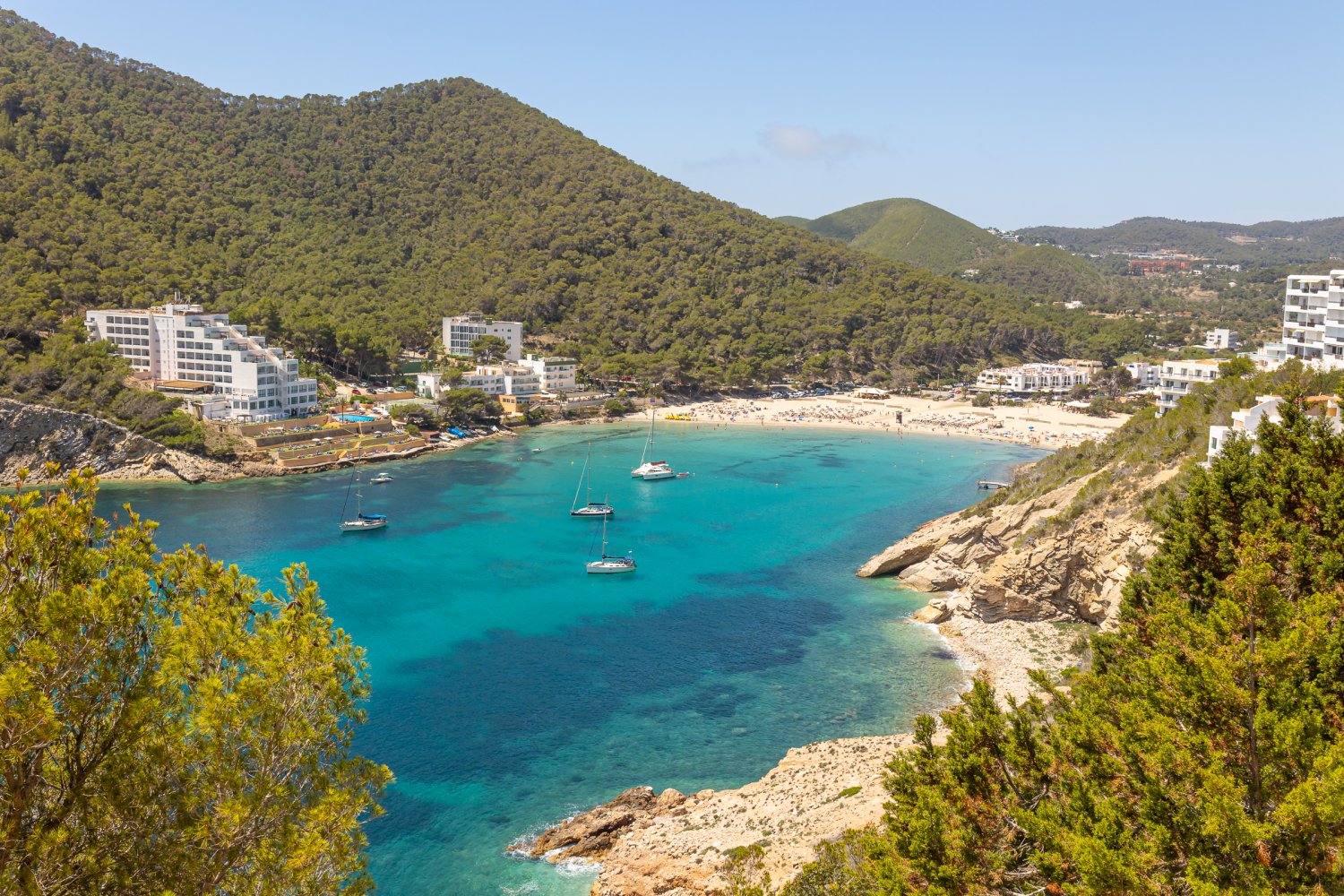 Descubre Cala Llonga: Una Guía Completa para tus Vacaciones en Ibiza