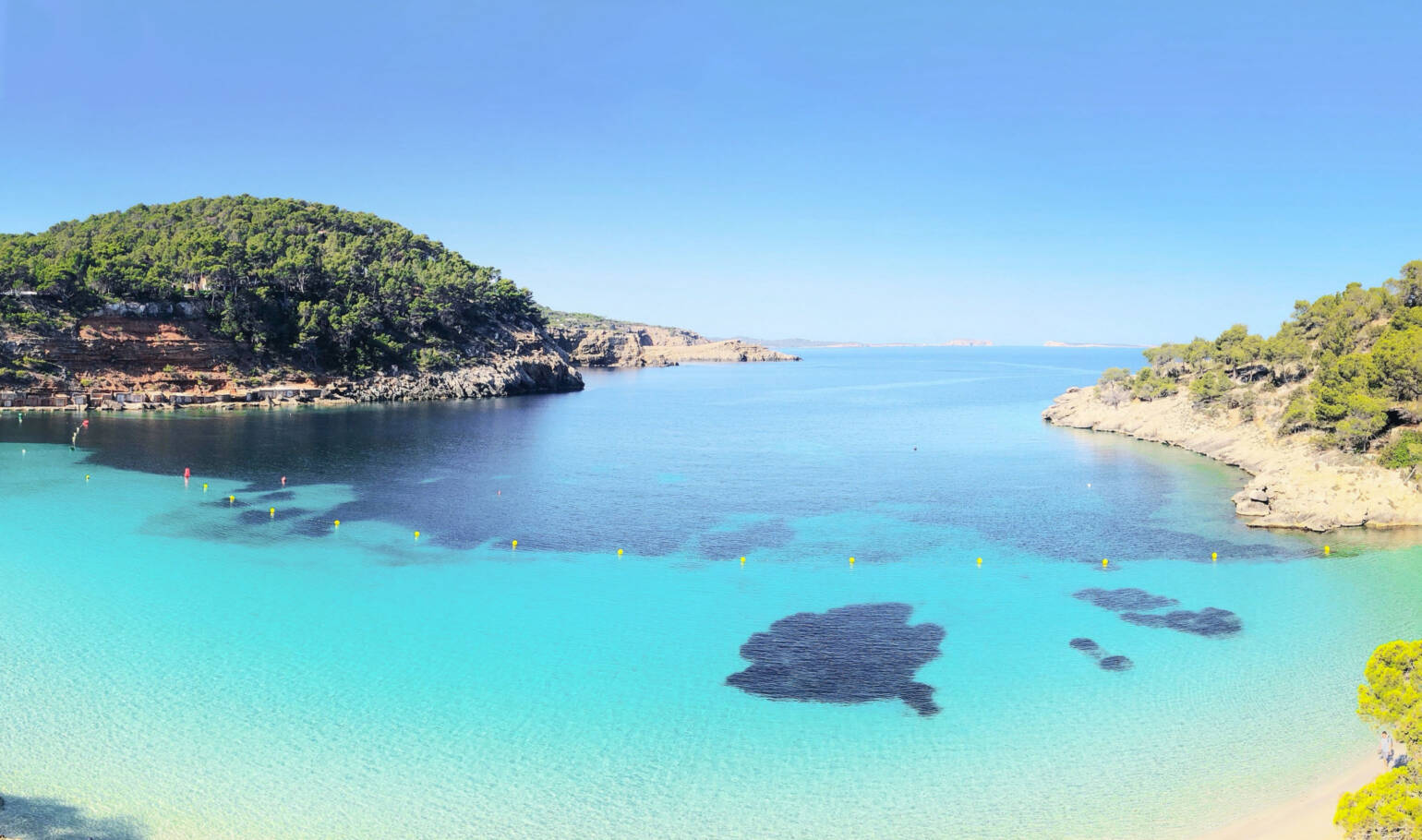 Las mejores zonas para alojarte en Ibiza si alquilas coche