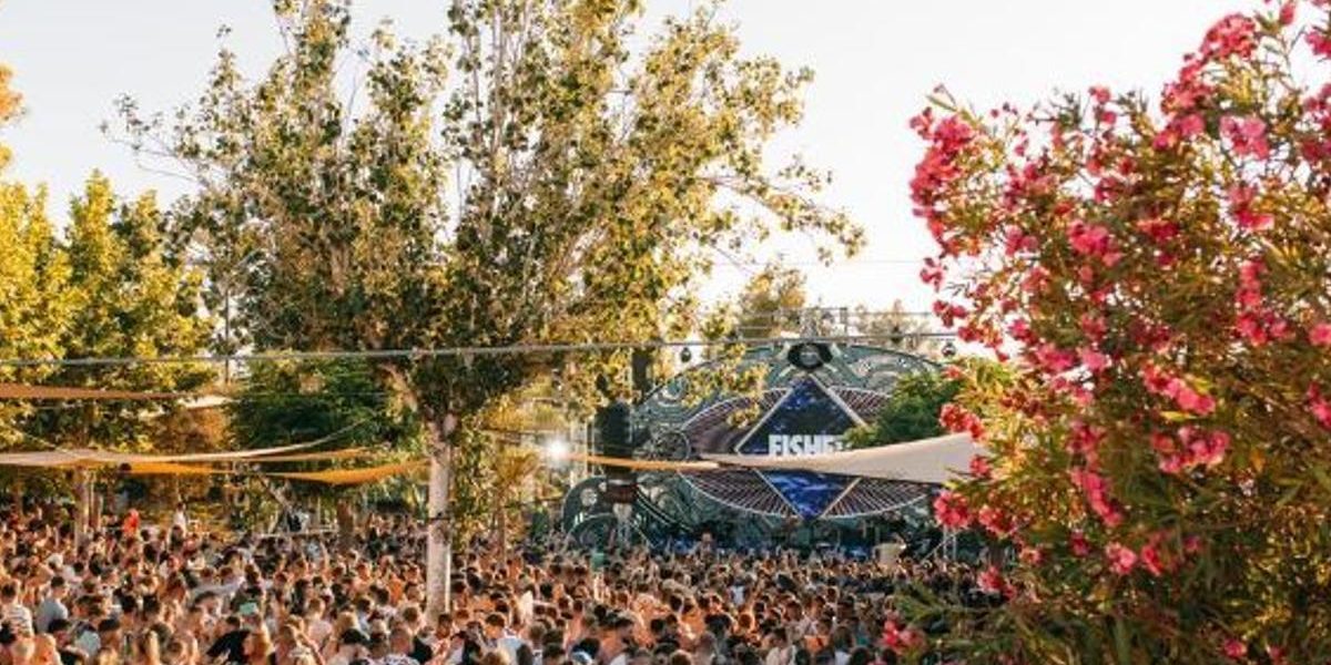 mejores-fiestas-al-aire-libre-a-las-que-llegar-en-coche-en-Ibiza mejores fiestas al aire libre a las que llegar en coche en Ibiza
