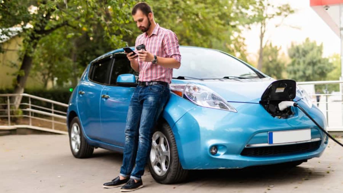 Ventajas de alquilar un coche híbrido en Ibiza