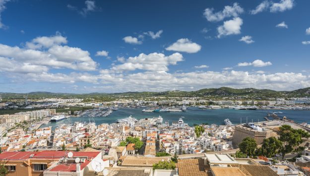 alquiler-coche-ibiza-en-el-puerto Cómo moverse por los puertos de Ibiza con coche de alquiler