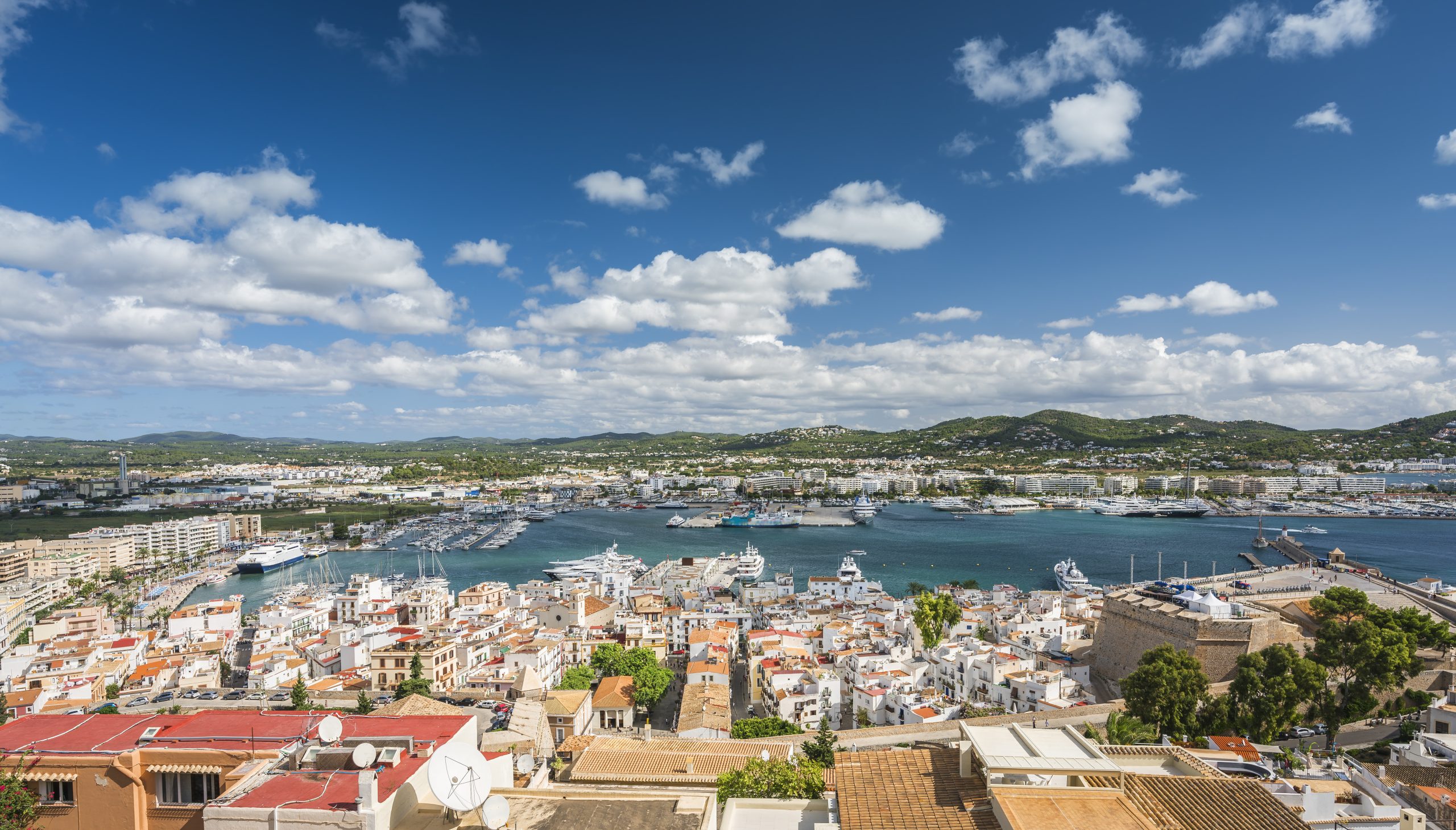 Puertos de Ibiza con coche de alquiler